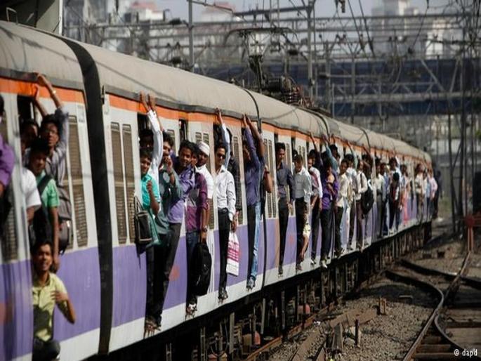 After blocking the block for an hour, the pilgrims, the first locals after block, delayed 21 minutes | तासभर ब्लॉक लांबल्याने प्रवासी हैराण, ब्लॉकनंतरची पहिली लोकल २१ मिनिटे उशिराने